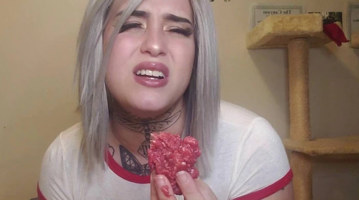 27-летняя Венди Маршалл из США с 2 лет питается сырым мяском.