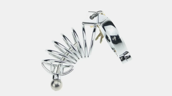 Эскортница из Москвы засунула член клиента в пыточную клетку и сбежала.