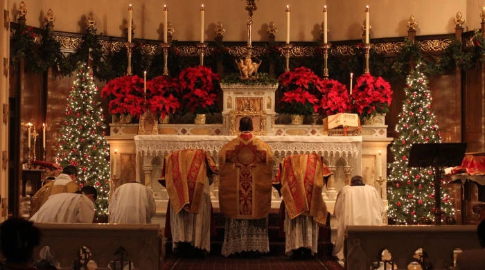 Необычное представление на католическом рождественском богослужении ARD в церкви.