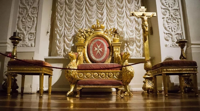 Петербуржца оштрафовали почти на 1 миллион рублей за то, что он сел не на тот стул