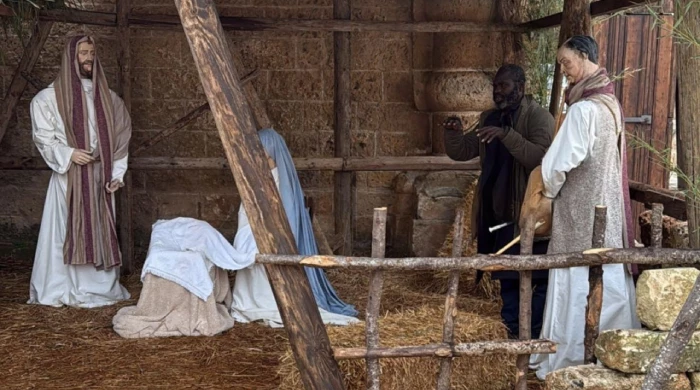 Внезапного негра обнаружил мэр итальянского городка в вертепе со сценой Рождества.