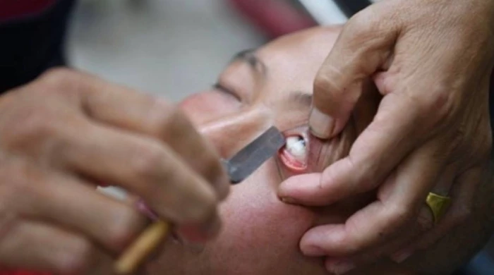 Китайский «парикмахер» предлагает своим клиентам уникальную услугу.