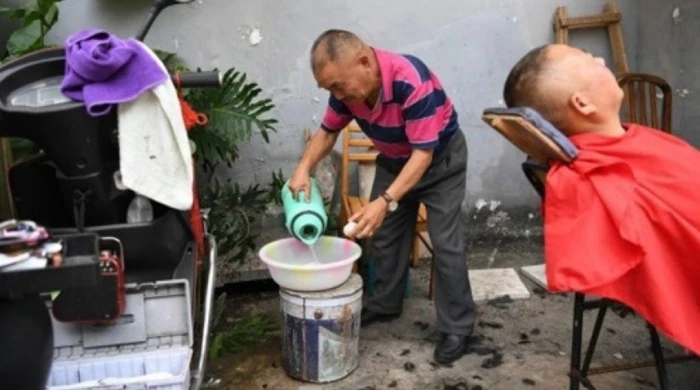 Китайский «парикмахер» предлагает своим клиентам поистине уникальную услугу