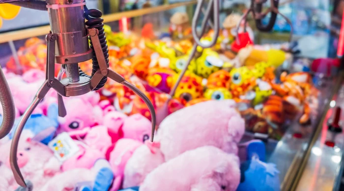 Мужчина взломал автомат с игрушками и раздал их прохожим