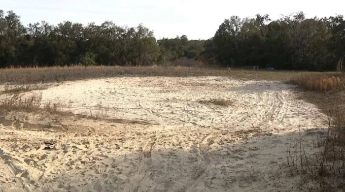 Во Флориде двое подростков оказались заживо погребенными в собственноручно построенном тоннеле из песка