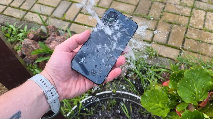 Второе, что бросается в глаза, - это элегантный металлический корпус